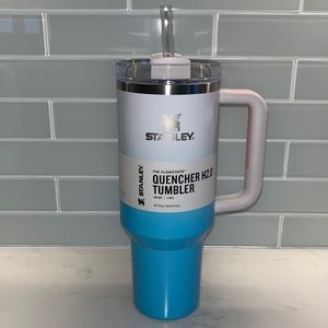 BRAND NEW
40 oz Stanley adventure quencher tumbler
Color: Pool Ombré